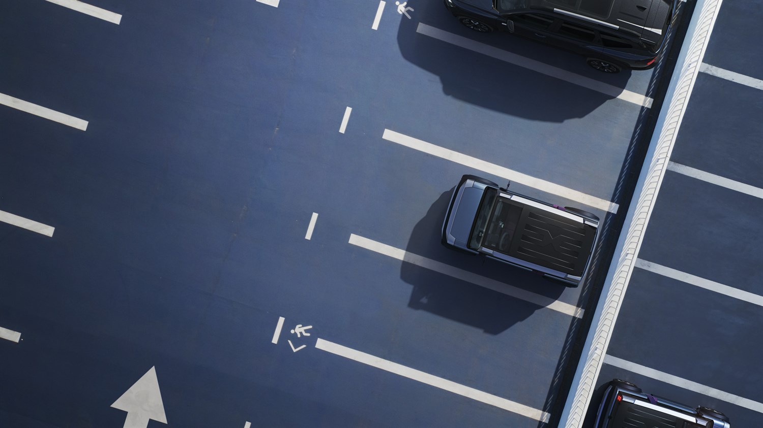 Воздушен поглед на концепт автомобилот Dacia Hipster паркиран на простран паркинг со јасно обележани линии.