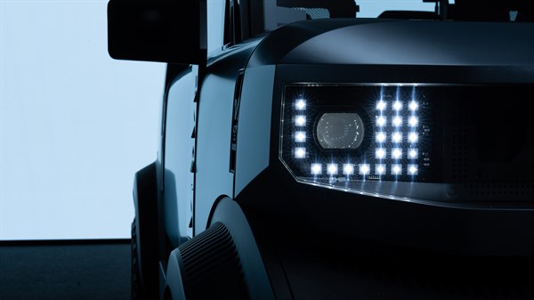 Предниот дел на концепт автомобилот  Dacia Hipster со карактеристични LED светла во ред.