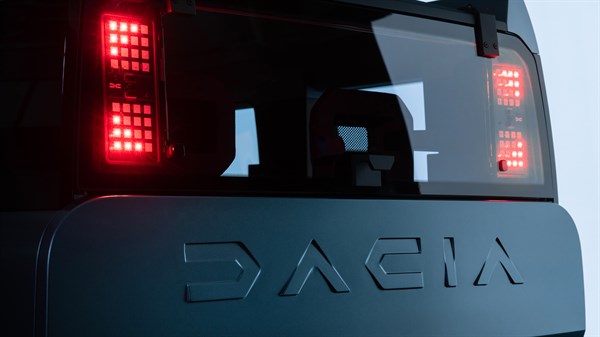 Задниот дел на концепт автомобилот Dacia Hipster  со вклучени квадратни LED задни светла.