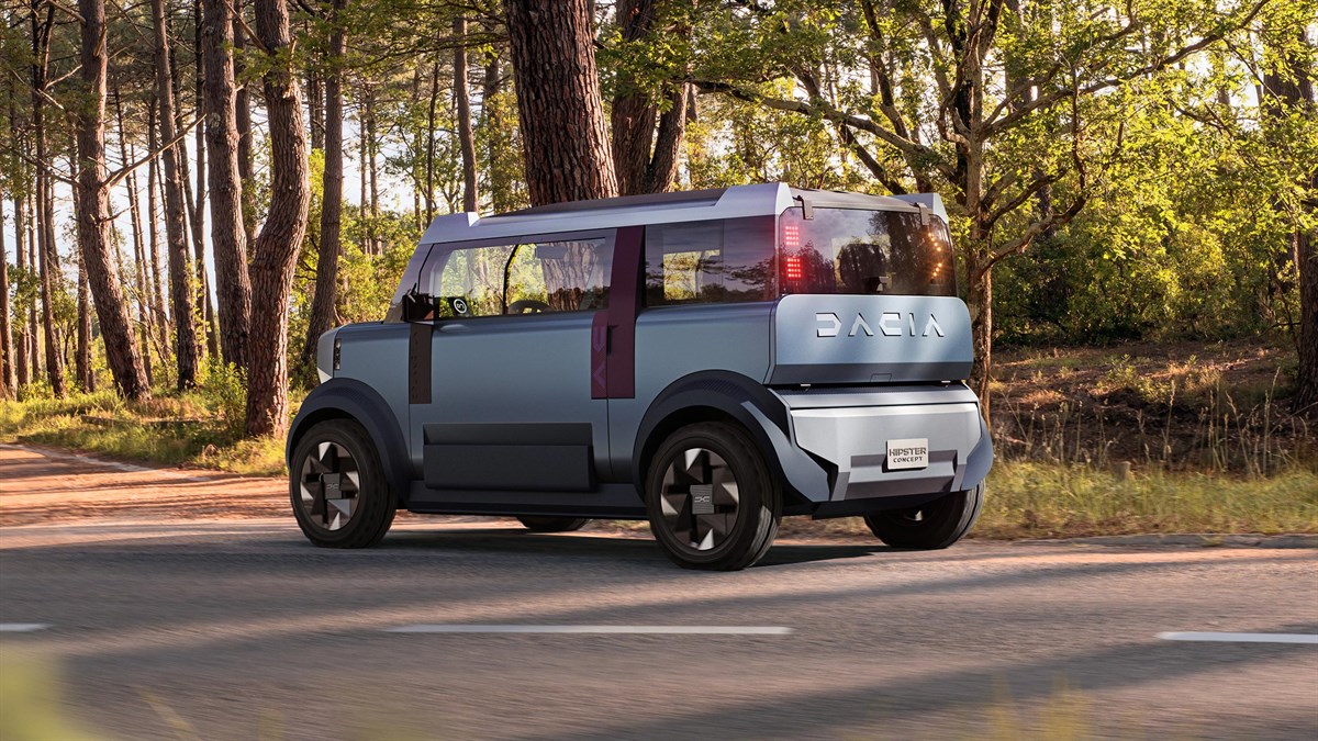 Концепт автомобилот Dacia Hipster се вози по шумски пат, осветлен од топлата светлина што поминува низ дрвјата.