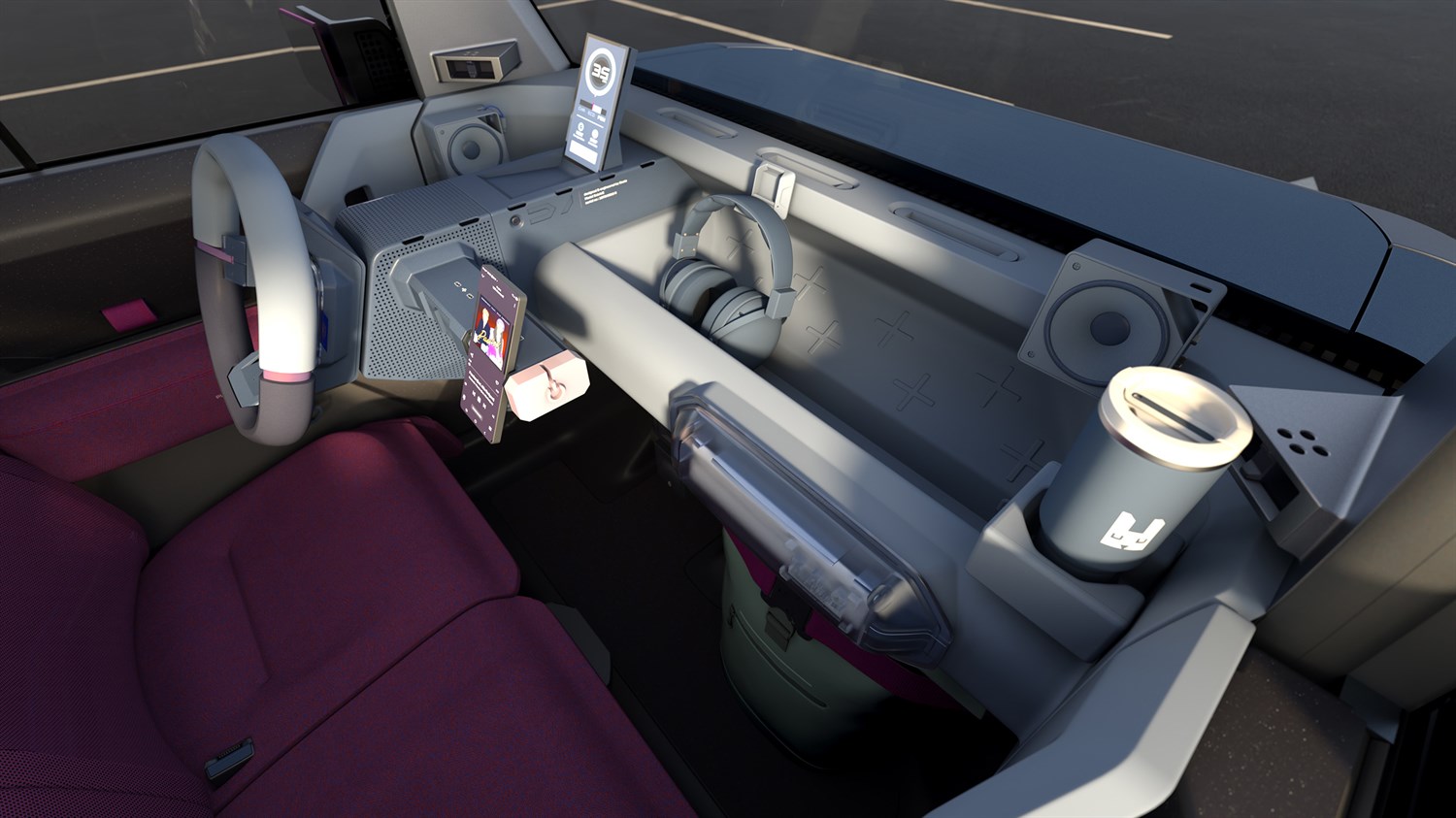 Внатрешност на концептниот автомобил Dacia Hipster со виолетови седишта, модерни дигитални екрани, безжични слушалки и држач за чаши за патување.