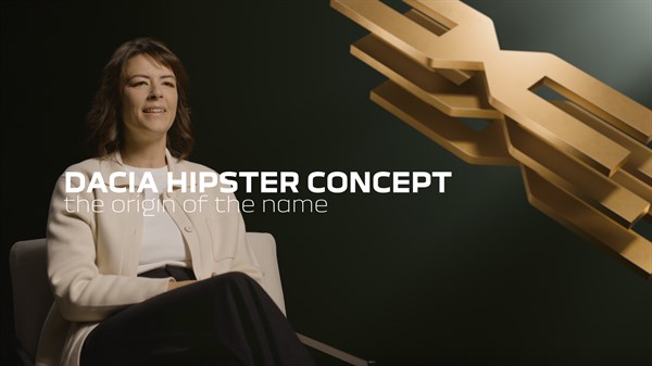 Жена во студиото, до неа е голем златен амблем на Dacia; над сликата е натпис "DACIA HIPSTER CONCEPT – the origin of the name" со иконата за репродукција.