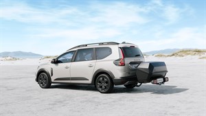 Приказ на возилото Dacia Jogger со куфер поставен на носач за кука за влечење.