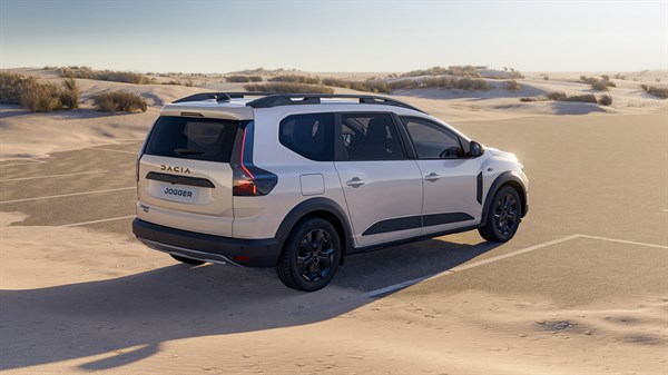 Dacia Jogger фотографиран од страна на песочна плажа, возејќи покрај морето.