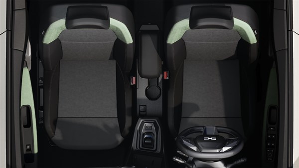 Внатрешноста на Dacia Jogger прикажана од горе, со склопени задни редови и видливи само двете предни седишта.