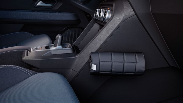 Преклоплива црна чанта Dacia прикачена на држач за YouClip во кабината на Dacia Sandero, сместена веднаш до совозачкото седиште.