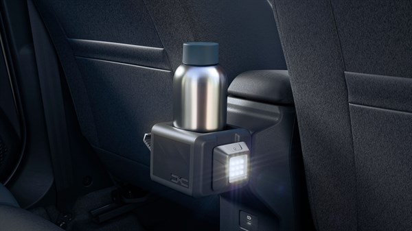 YouClip 3-во-1 додаток прицврстен на задниот дел од седиштето во возило Dacia Sandero, со вметната термо шише и вклучена светилка.