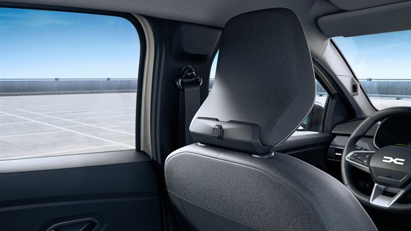 YouClip носач прицврстен на потпирачот за глава на предното седиште во возило Dacia Sandero, подготвен за поставување дополнителна опрема.