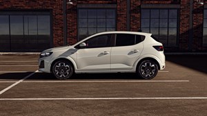 Dacia Sandero на паркинг во бела боја