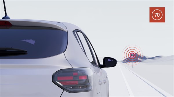 Задниот дел на Dacia Sandero на патот со приказ на системот што препознава сообраќајни знаци и предупредува за ограничувања на брзината.