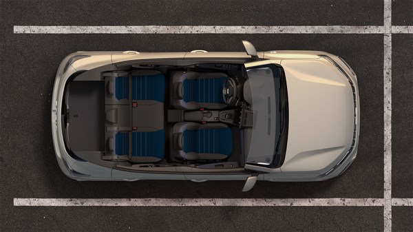 Поглед одозгора на Dacia Sandero со отворен покрив и седиштата јасно видливи во кабината.
