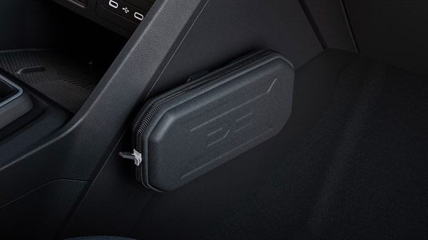 Футрола за очила YouClip прикачена на тркало во кабината на Dacia Sandero Stepway, фотографирана од долниот агол до предната конзола.