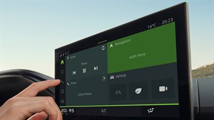 Приказ на мултимедијалниот екран во возилото Dacia Sandero додека корисникот управува со навигацијата и опциите на екранот со допир.