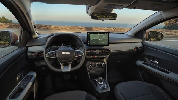 Внатрешноста на Dacia Sandero Stepway, снимена од предните седишта кон инструмент табла и мултимедијалниот екран.