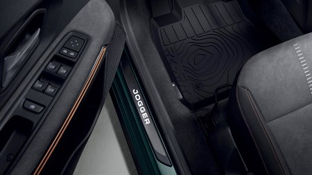 Осветлени прагови на предните врати во Dacia Jogger.